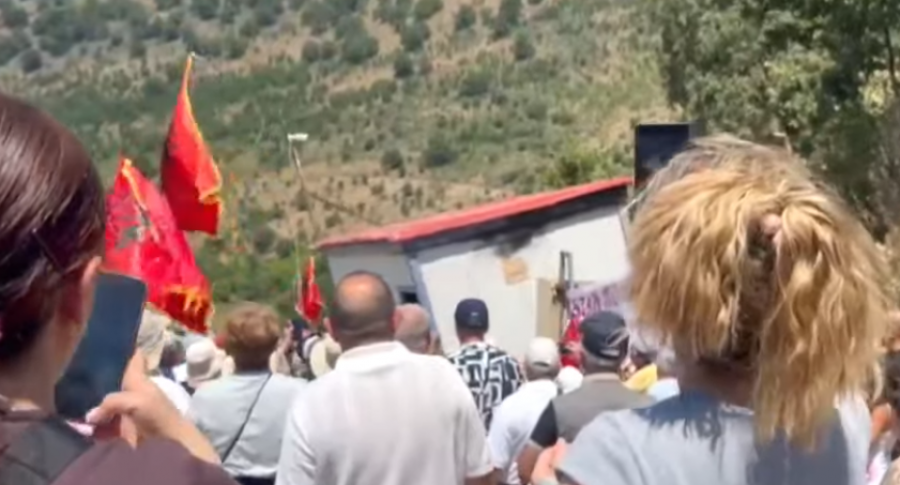 VIDEO  Qytetarë të shumtë protestojnë në Kakome  Hiqet rrethimi  prishen kabinat e rojeve   