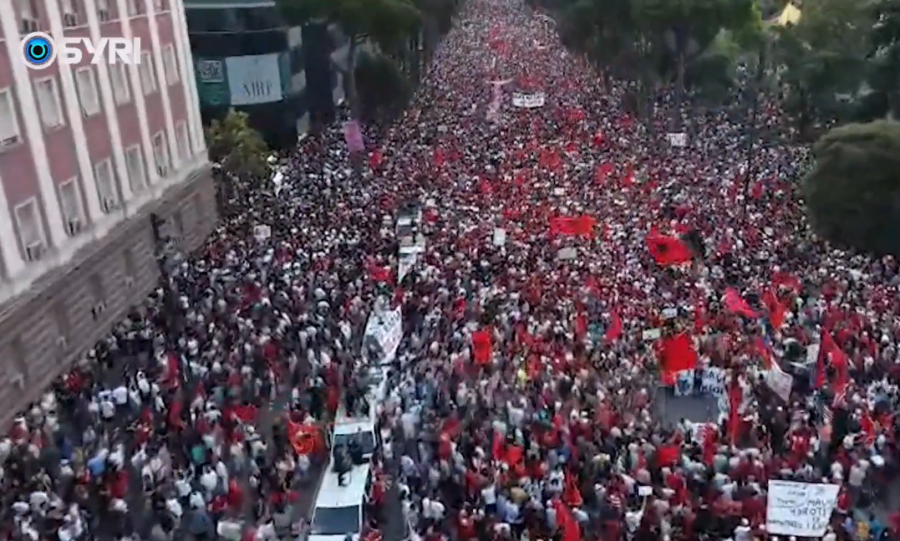 SYRI TV  Qindra mijëra shqiptarë në protestë kundër qeverisë  qytetarët rrethojnë kryeministrinë