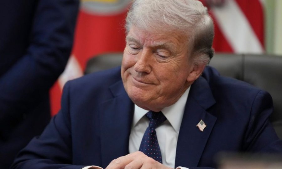 'Do t’i godasim shumë fort', Trump paralajmëron Iranin