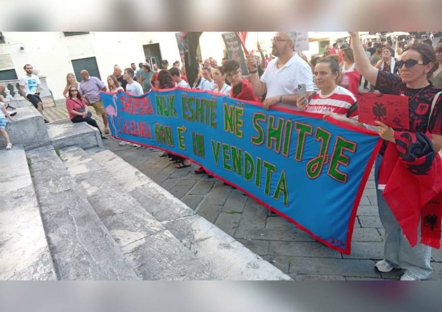 shqiperia-nuk-eshte-ne-shitje-shqiptaret-e-genoves-ne-itali-serish-ne-proteste-kunder-rames