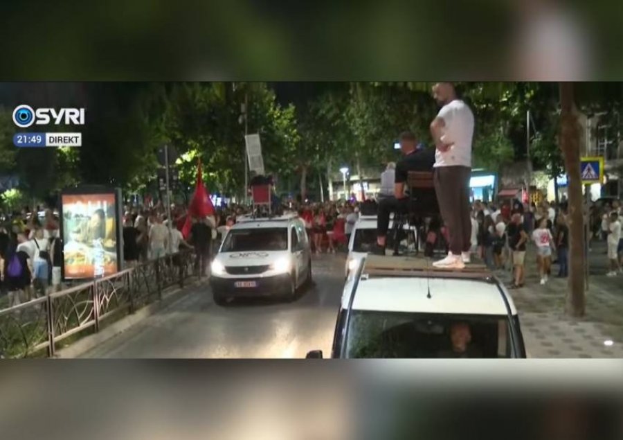 'Parlamenti i krimit!'/ Protestuesit ndalojnë para godinës së parlamentit, kërkojnë dorëheqje