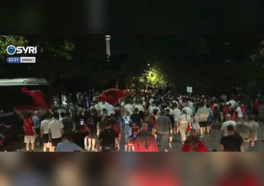 Protestuesit 'pushtojnë' Bulevardin me thirrjet kundër qeverisë