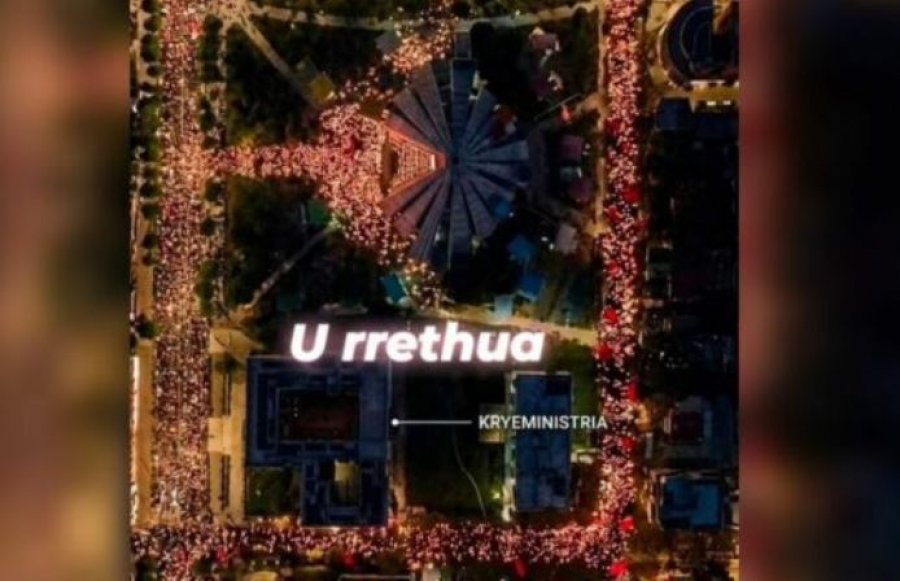FOTOLAJM/ Imazhet spektakolare - Ja si shqiptarët rrethuan kryeministrinë: Rama jepe dorëheqjen