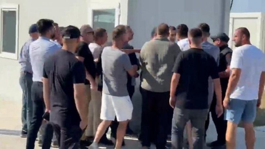Kosovarët që preferon Rama përplasen fizikisht në aeroportin e Vlorës