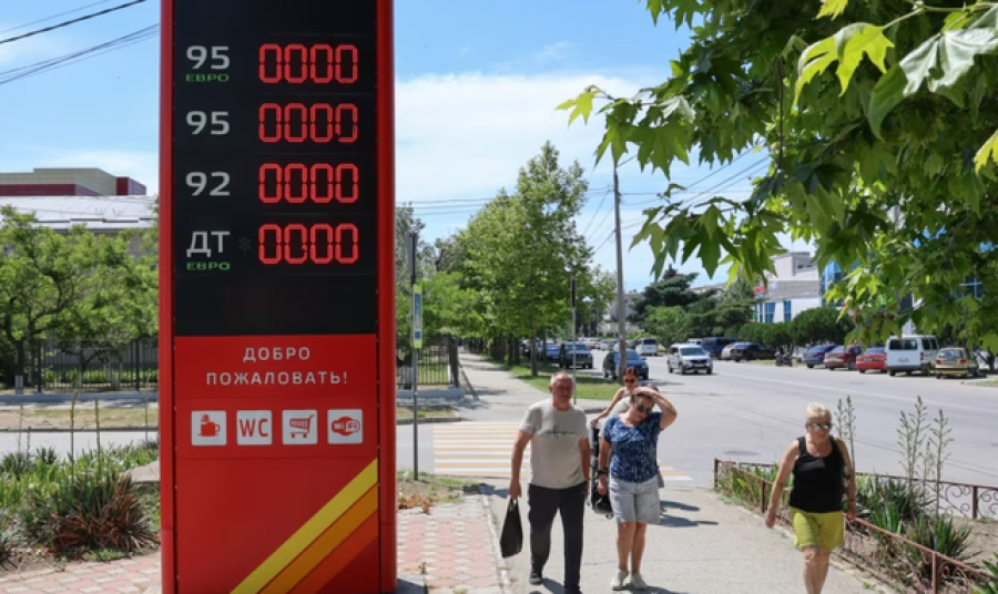 Autoritetet ruse ndalojnë shitjen e karburanteve në Krimenë e pushtuar për individët dhe bizneset