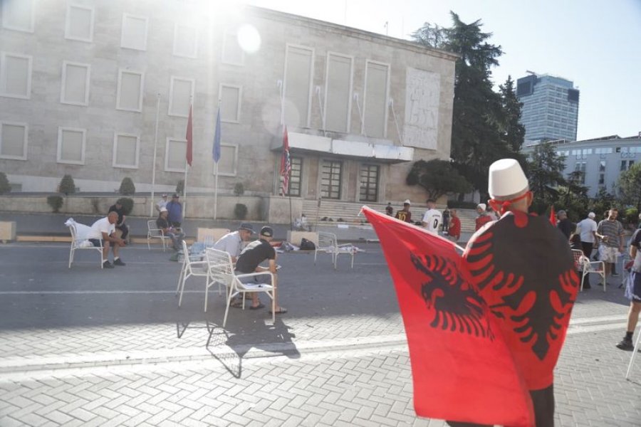 Protesta qytetare në Tiranë, një grup protestuesish kaluan natën përpara Kryeministrisë
