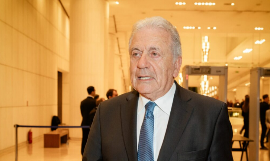 Urdhër arresti evropian për ish-komisionerin Avramopoulos