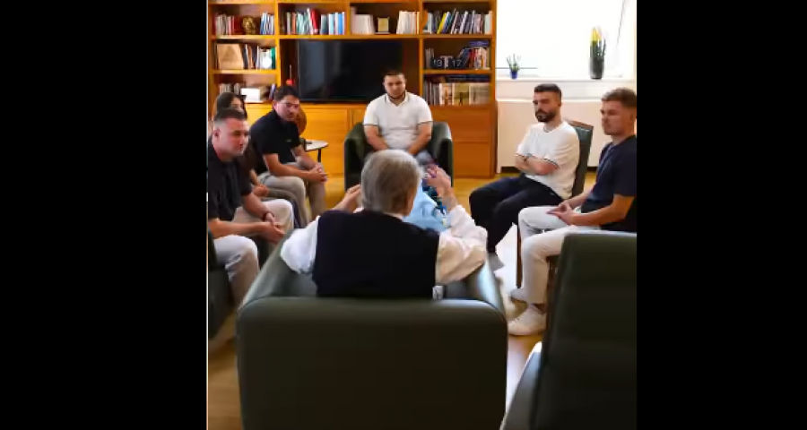 Berisha takim me të rinjtë e PD-së Vlorë: Përgëzoj punën tuaj të suksesshme