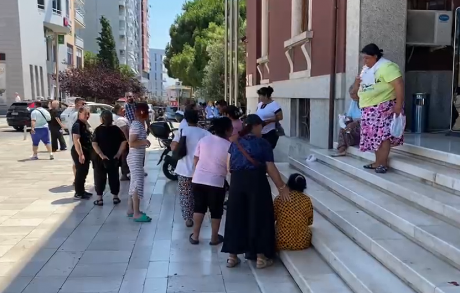Skandali me bonusin e tërmetit  Banorët e Durrësit në protestë  S kemi marrë lekët prej një viti  drejtoresha nuk firmos