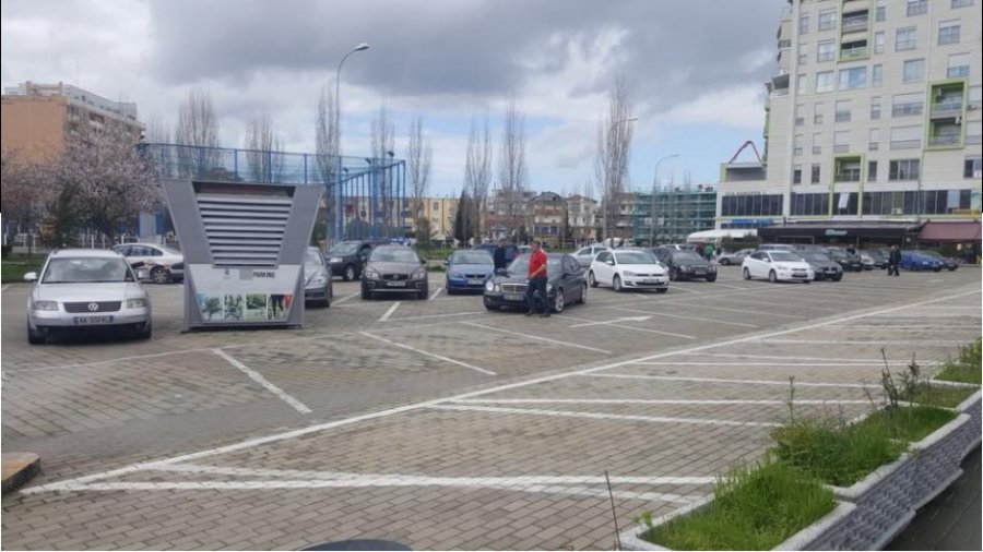 Shtrenjtohet ndjeshëm parkimi në Tiranë, banorët shpenzojnë të paktën 15 mln euro në vit