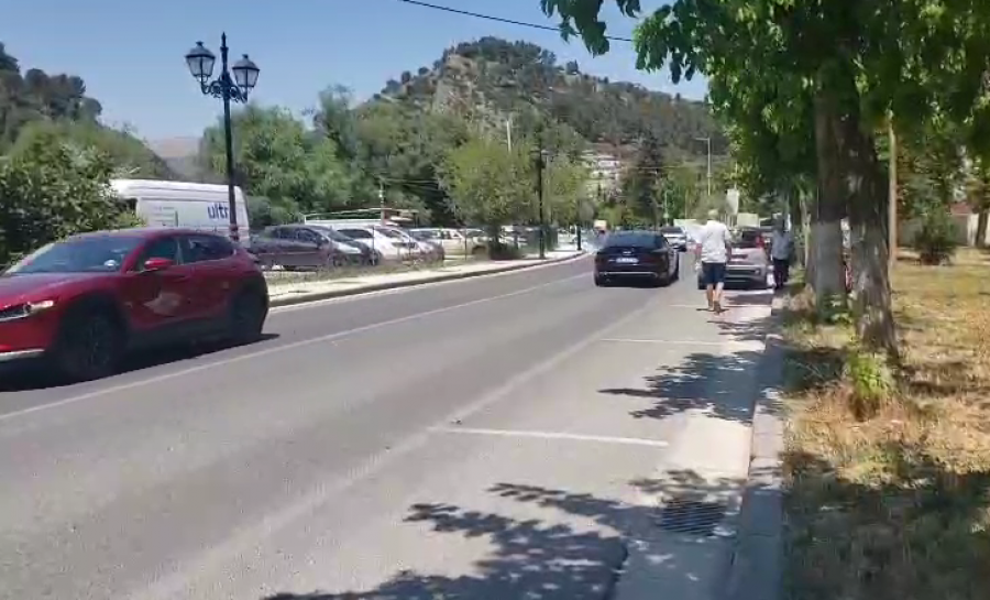 Aksident në Berat/ Turisti holandez përplaset në vijat e bardha nga motomjeti, shoferi shoqërohet në polici