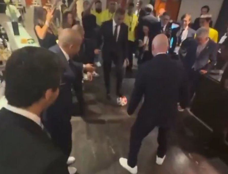 VIDEO  Moment special gjatë Botërorit  legjendat e Brazilit  futin në mes presidentin e FIFA s