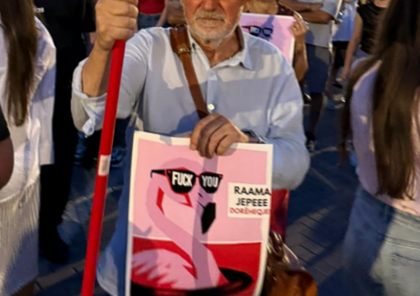 Analisti i njohur në protestën kundër Ramës, shfaqet me pankartën ‘F*ck You! Jep dorëheqjen’
