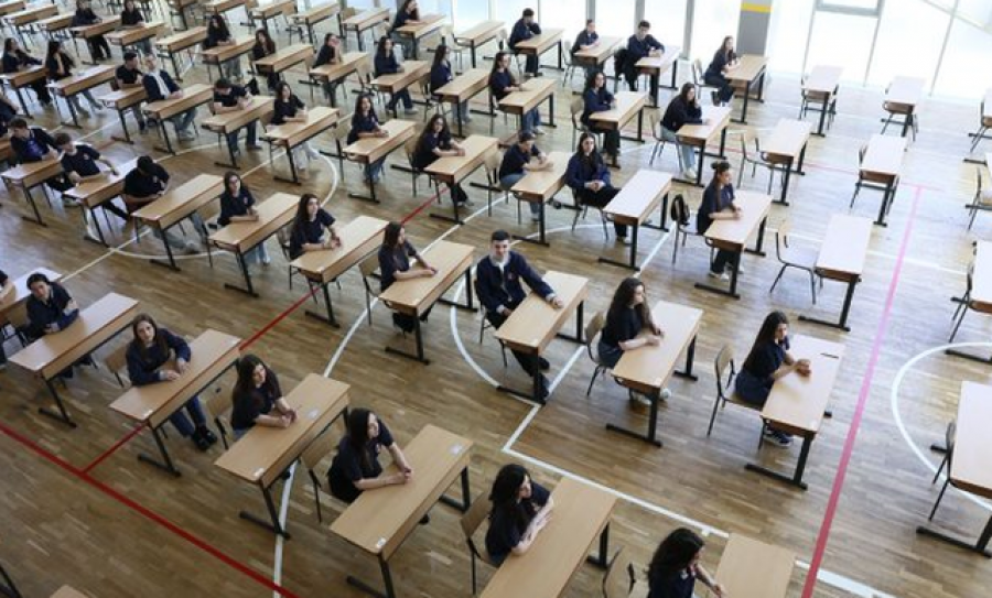 maturantet-japin-sot-provimin-e-fundit-29-nxenes-perjashtohen-per-shkelje-te-rregullores