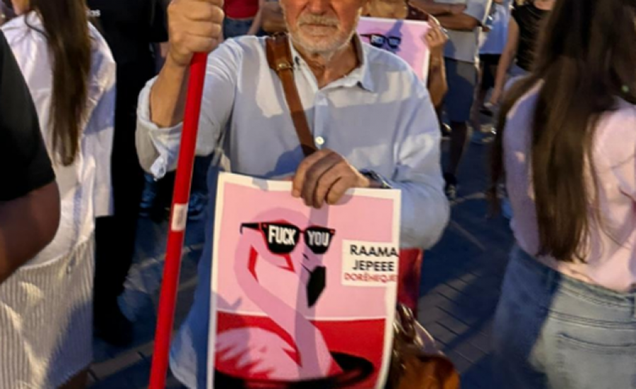 Analisti i njohur në protestën kundër Ramës, shfaqet me pankartën ‘F*ck You! Jep dorëheqjen’