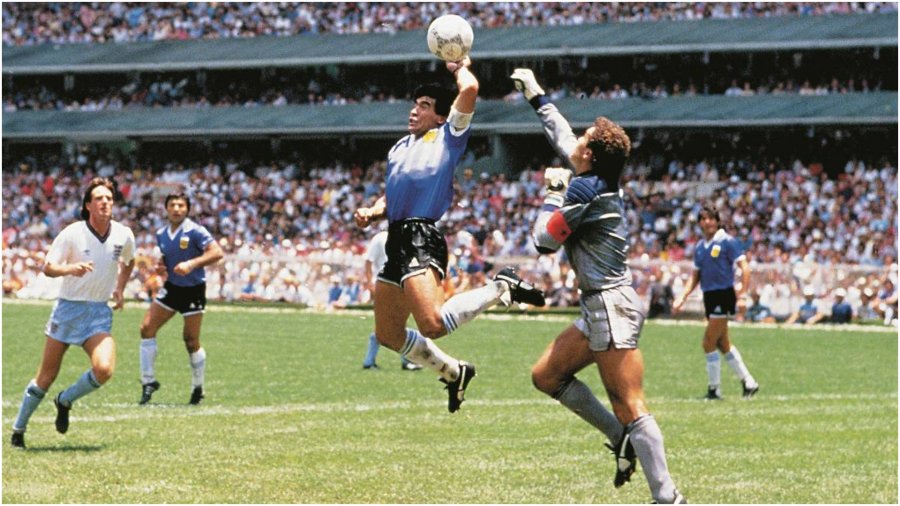 FOTO/ Topi i ‘Dorës së Zotit’ të Diego Maradonës del në ankand, shifra stratosferike