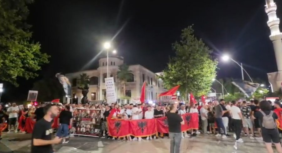  Rama jepe dorëheqjen   Marshimi protestë ndalet edhe para parlamentit   Nesër më shumë  para kryeministrisë