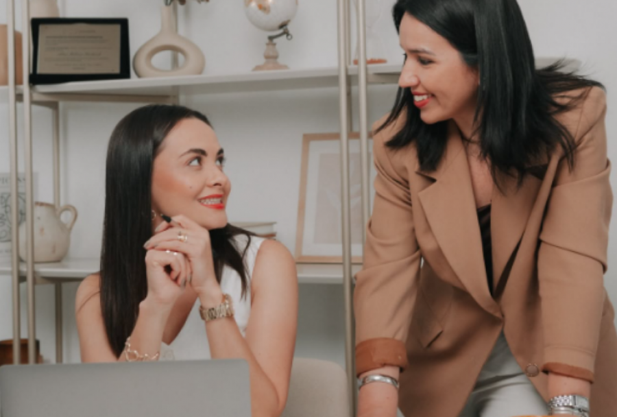 7 zakone që Gen Z nuk i pëlqen te mënyra se si sillen Gen X në punë