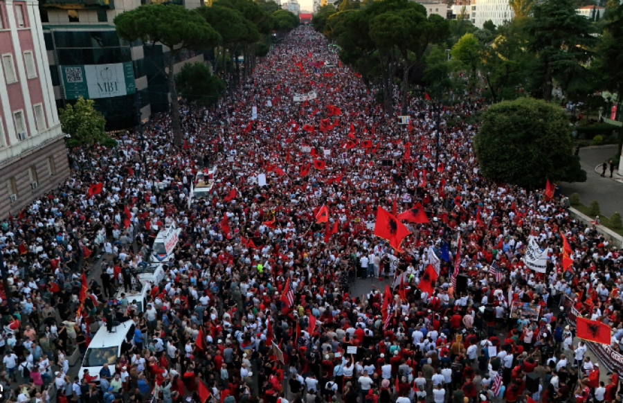 Paga mjerane, korrupsion dhe kosto e lartë e jetesës/ Gazeta italiane: Ja pse protestohet kundër Ramës