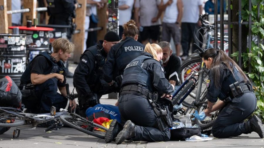 Një burrë i plagosur nga të shtënat e policisë pranë stacionit kryesor të Frankfurtit