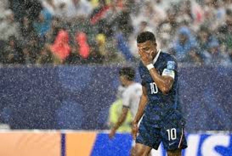 Zbulohet se çfarë bënë francezët gjatë ndërprerjes së ndeshjes me Irakun  Mbappe tregon ankthin e stuhisë