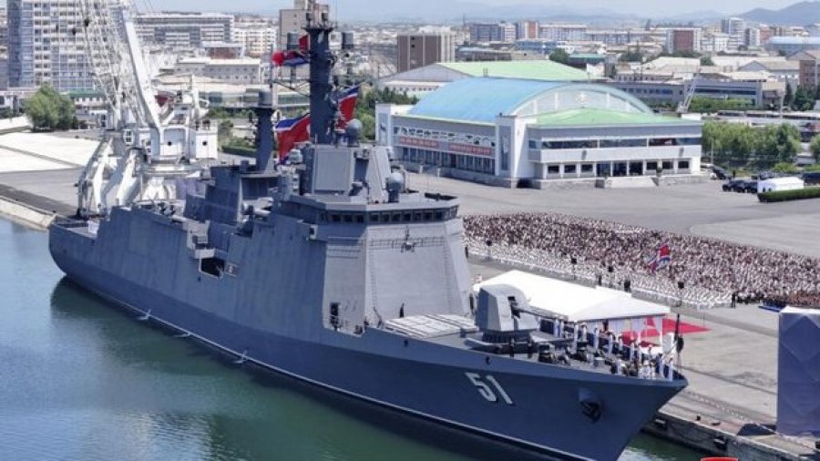 Kim Jong Un: Koreja e Veriut do të pajisë flotën detare me armë bërthamore