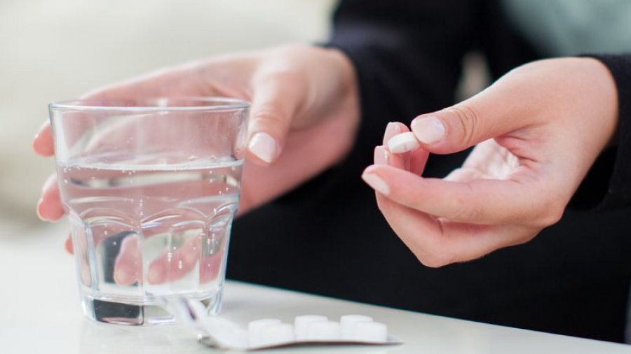 Pacientët këshillohen të shmangin ujin mineral kur marrin ilaçe