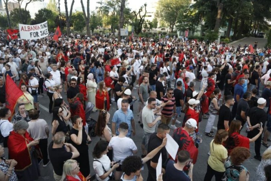 Protesta e 25/ Nis grumbullimi i qytetarëve në sheshin Skënderbej