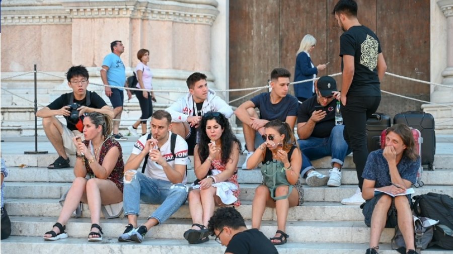 Studimi: Të rinjtë në Evropë po bëhen më pak idealistë dhe më pragmatikë