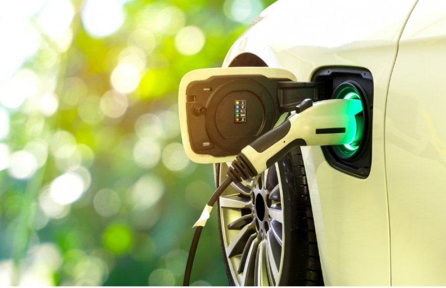 Bota po përdor gjithnjë e më shumë energji elektrike - Kina po udhëheq