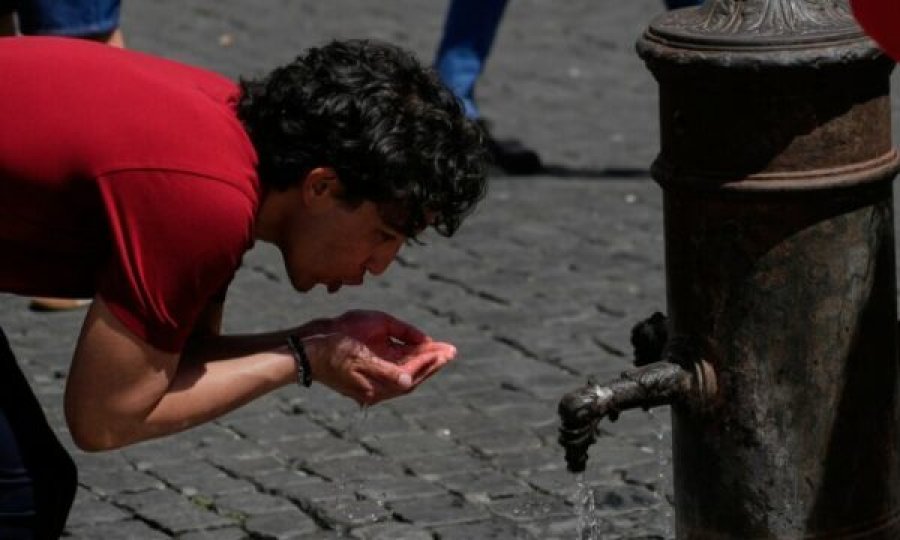 Vala e të nxehtit në Evropë, shënohet viktima e parë edhe në Itali. Gjashtëmbëdhjetë qytete në gatishmëri të lartë