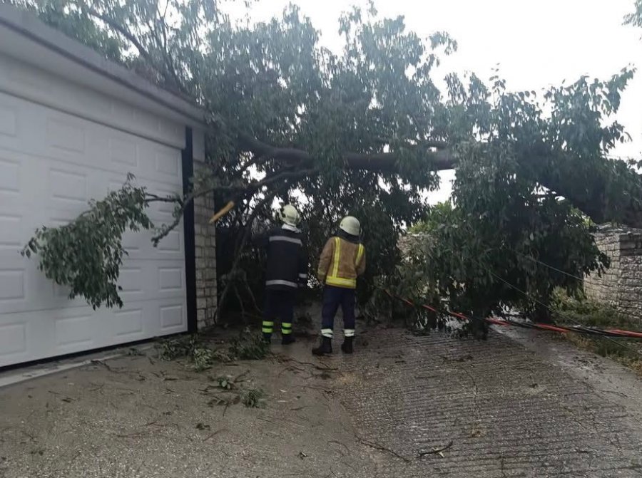 Moti i keq godet Dropullin, pemë të rrëzuara dhe zjarr pas goditjes së rrufesë