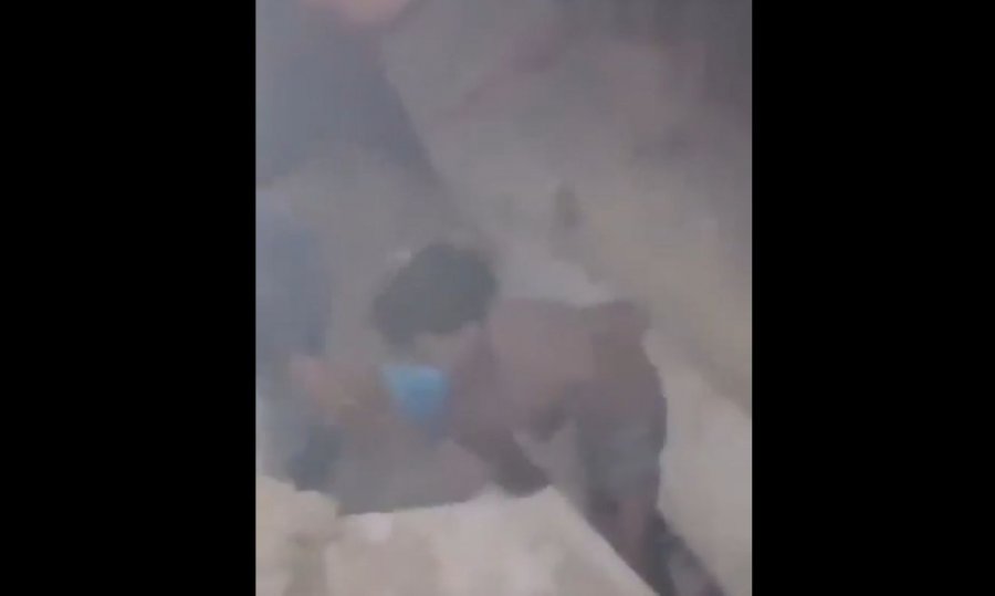 Momenti emocionues/ Tre fëmijët e mitur nxirren gjallë nga rrënojat e tërmetit! Shikoni videon  