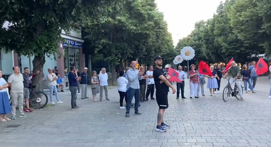 Korça s i ndal protestat  qytetarët kërkojnë dorëheqjen e Ramës