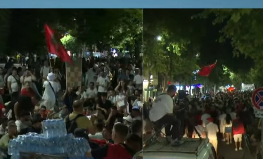 LIVE   Rama jepe dorëheqjen   qytetarët marshojnë nëpër Tiranë