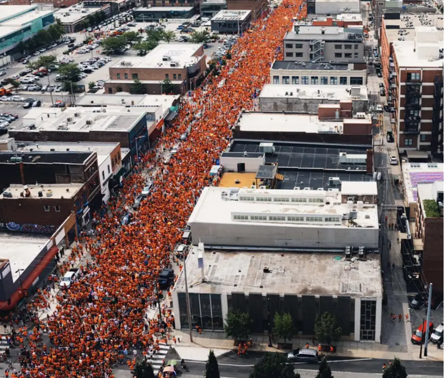 VIDEO/ Tifozët holandezë pushtojnë Kansas City-n, ‘det portokalli’ para ndeshjes me Tunizinë