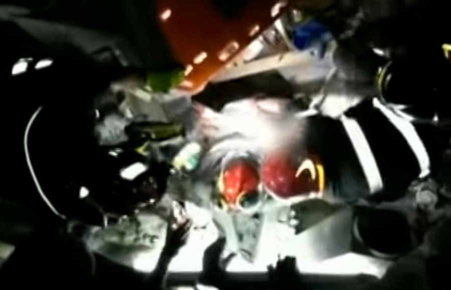 Momenti emocionues  Tre vëllezërit e mitur nxirren gjallë nga rrënojat e tërmetit  Shikoni videon