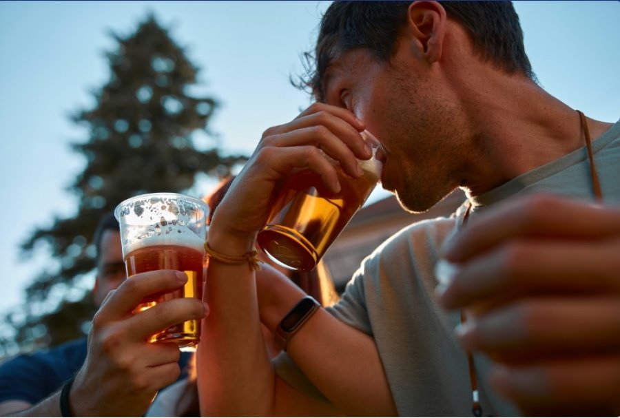 Vala e të nxehtit dhe alkooli - një kombinim i keq për shëndetin