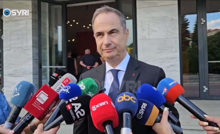 video-boci-protestat-po-sfidojne-qeverine-qytetaret-kerkojne-largim-e-edi-rames-dhe-qeveri-tranzitore