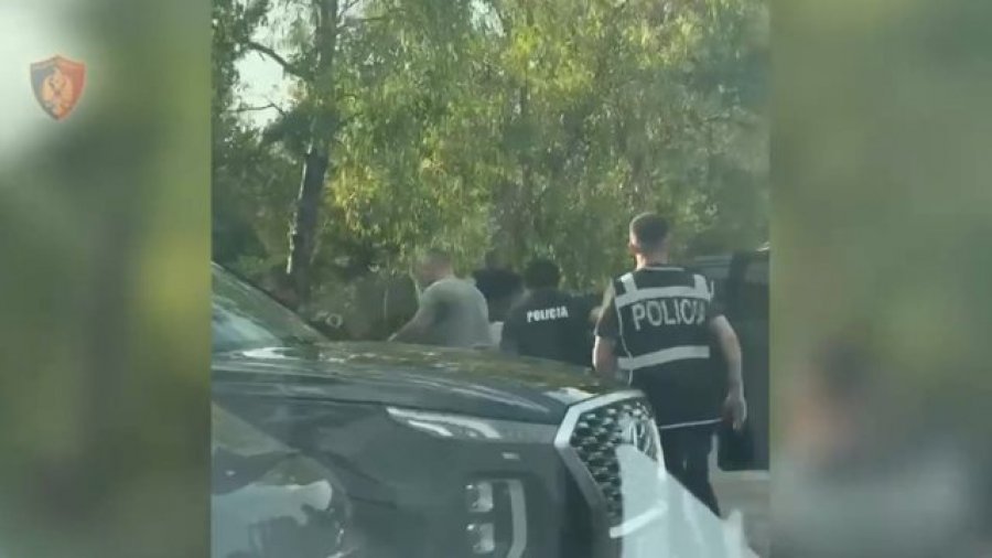 VIDEO/ Mbi 800 gramë kokainë dhe kanabis në makinë, arrestohet 35-vjeçari në Tiranë