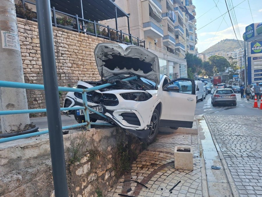 Sarandë/ Një shtetas francez humb kontrollin e mjetit, përplaset me barrierën 