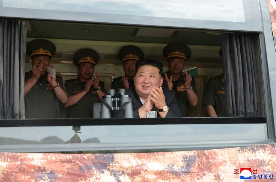 udheheqesi-i-korese-se-veriut-ndjek-nje-stervitje-ushtarake-pas-vendimit-te-korese-se-jugut-per-te-rritur-armatimin-e-saj
