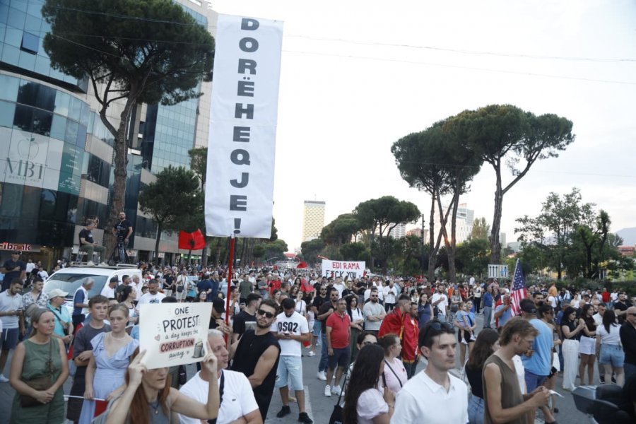 Eurodeputetja italiane mbërrin në Tiranë për tiu bashkuar  revolucionit të flamingove 
