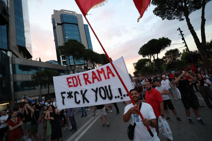 Fred Abrahams: Protestat po shembin fasadën europiane të Edi Ramës