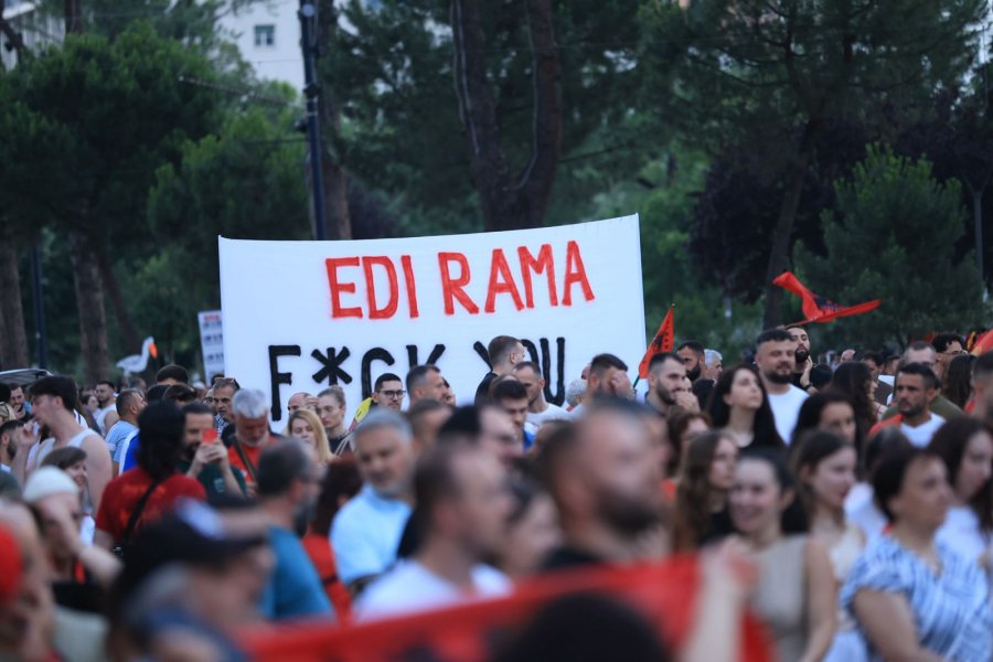  Pas tubimit te Kryeministria, nis marshimi i protestuesve në rrugët e Tiranës: Rama jepe dorëheqjen 