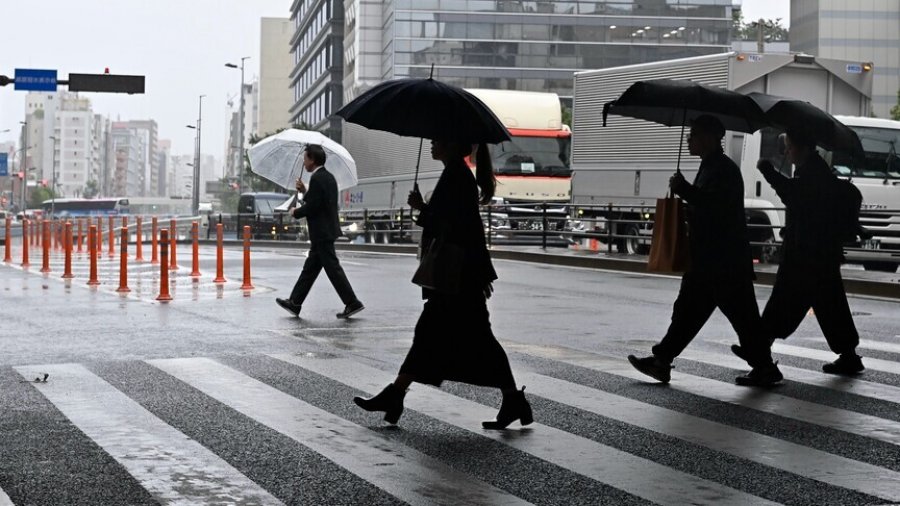 Japoni  m bi 2 milion njerëz nën urdhra evakuimi pasi 2 tajfunë kërcënojnë vendin me shi të dendur