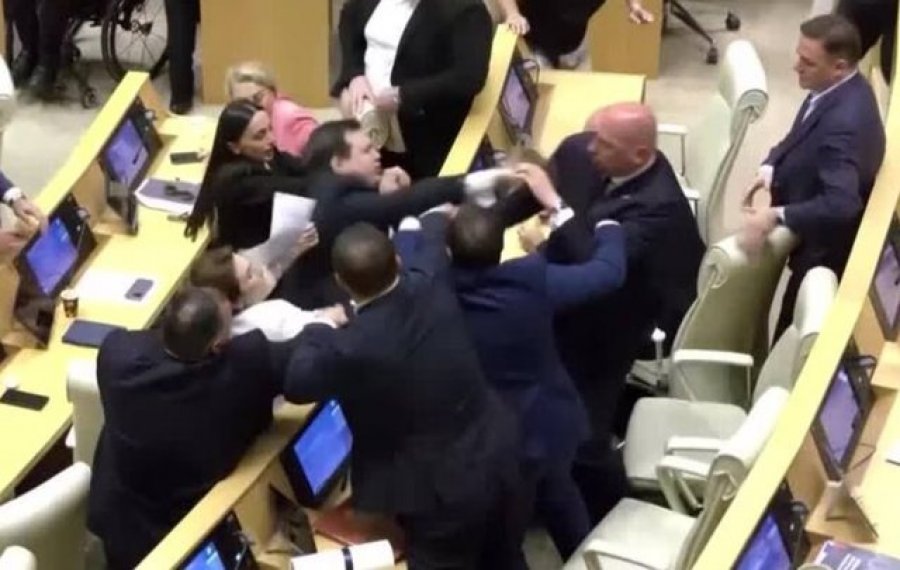 Sherr dhe përleshje me grushte në parlamentin e Gjeorgjisë mes deputetëve