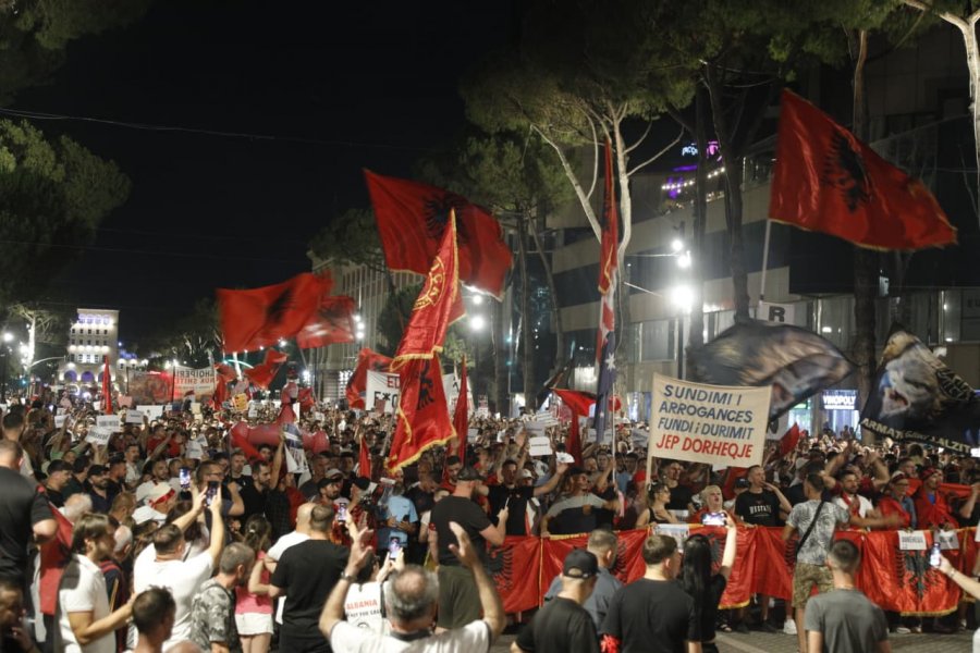  Rama jepe dorëheqjen   Marshimi protestë tek ish Blloku dhe Sheshi Willson