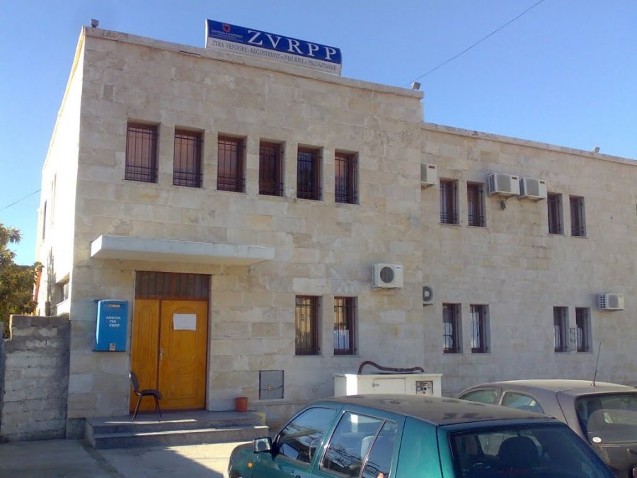 pronat-ne-orikum-dhe-dukat-prokuroria-zbarkon-ne-banesat-e-ish-zyrtareve-te-hipotekes