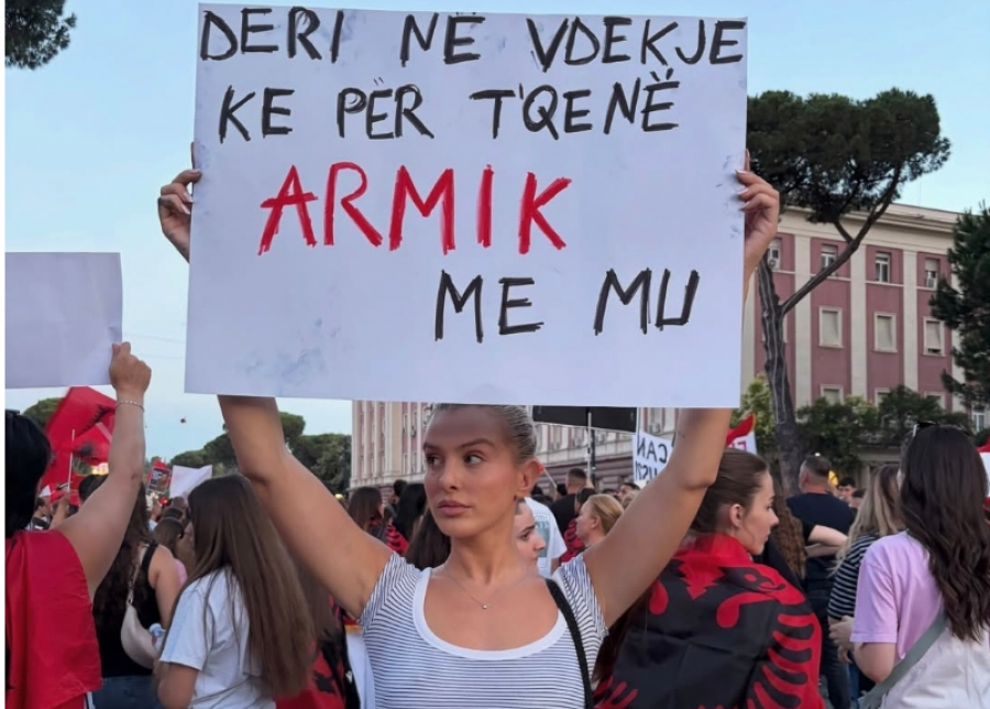 'I dashur që ça thotë sot se thotë nesër', influencierja tallet me Ramën
